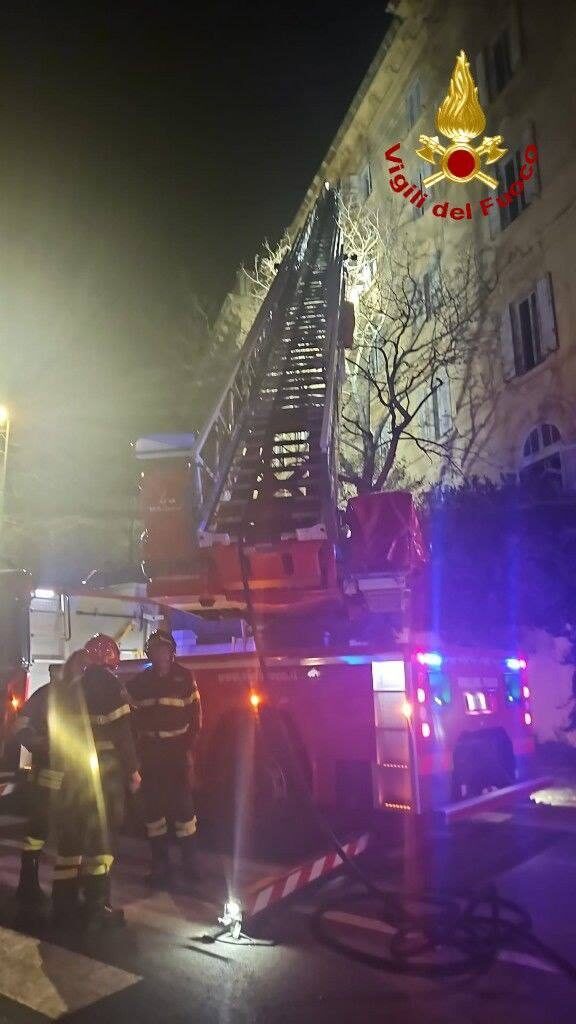 Incendio all’Ex Hotel Corallo a Livorno, intervento in corso