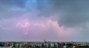 Livorno, i lampi squarciano le nubi colorate dal rosa al grigio (Foto)