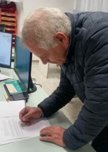 Mario Bartoli dona al Comune la statua di Kyra e 35mila euro per il parco inclusivo