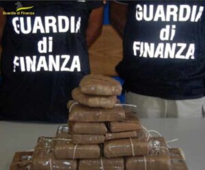 Nordafricano trasborda 23 Kg di cocaina dall'auto, due arresti a Cecina