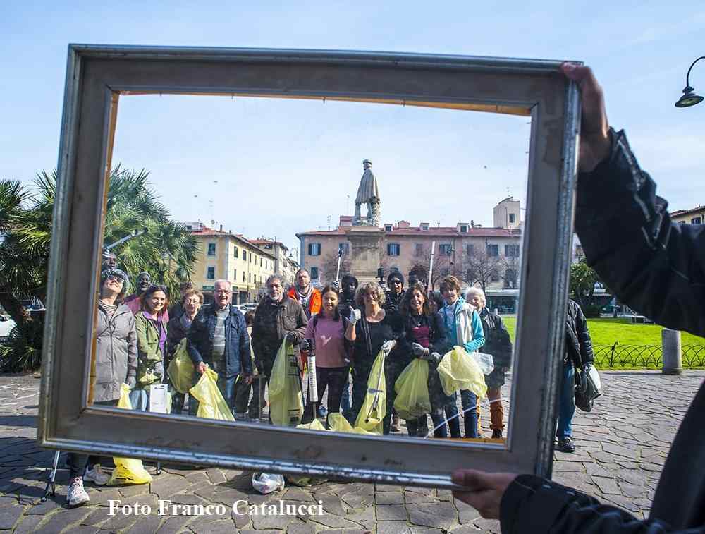 Operazione pulizia associazioni, comunità senegalese e residenti fanno splendere piazza Garibaldi