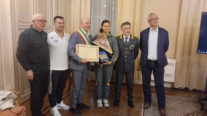 Salvetti ha premiato Sara Franceschi,  nuotatrice livornese che parteciperà alle Olimpiadi di Parigi