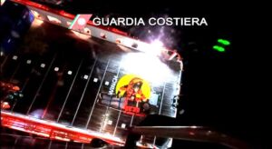 Malore a bordo, intervento salvavita dell'elicottero della guardia costiera