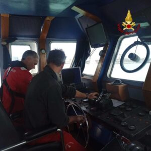 Esercitazioni di salvataggio in mare: Vigili del Fuoco di Livorno e Cecina testano le capacità operative