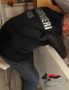 40 chili di alimenti non tracciati sequestrati in centro