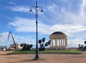Terrazza Mascagni, via i lampioni provvisori, tornano i candelabri