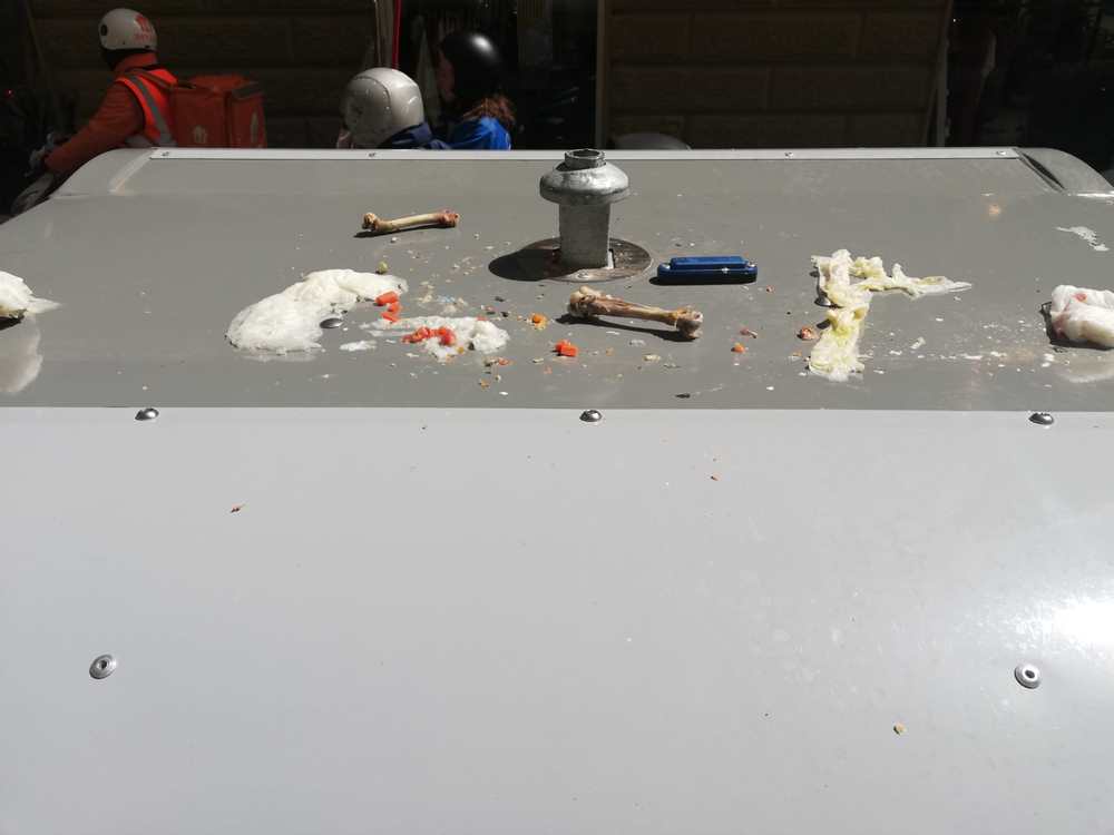 Attias, cassonetti Aamps usati come tavolini rimangono gli avanzi