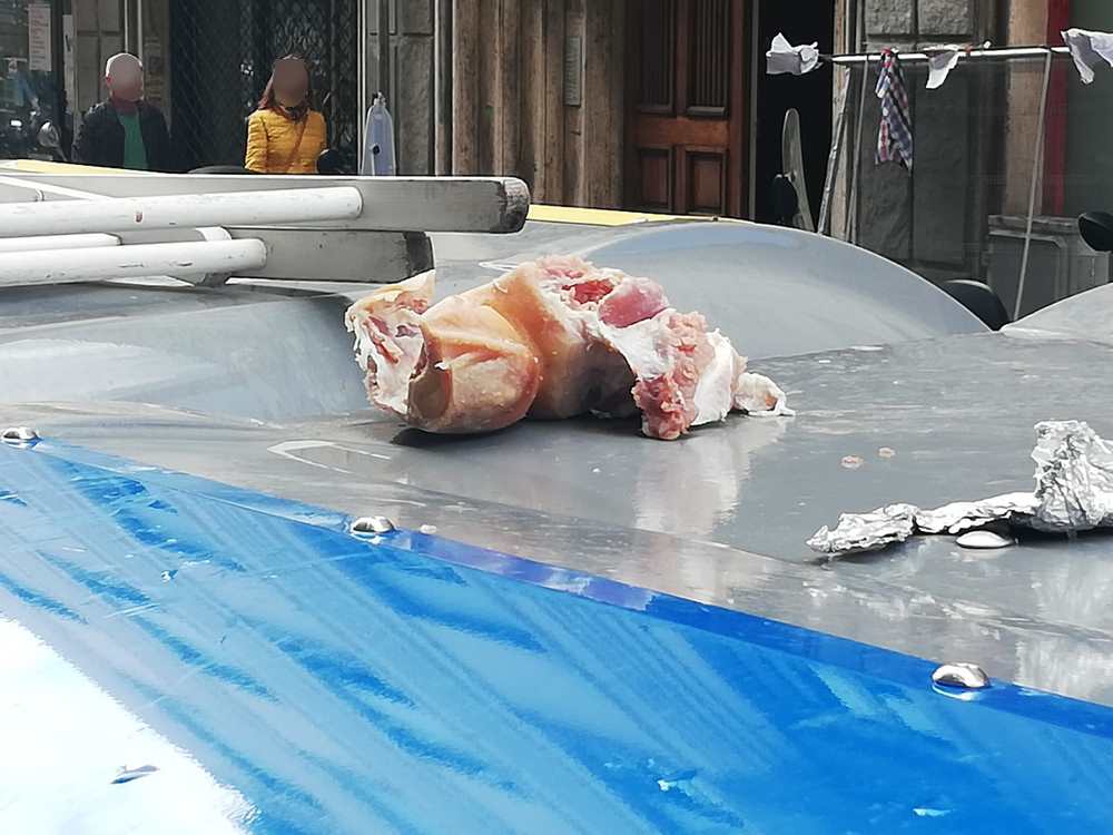 Attias, cassonetti Aamps usati come tavolini rimangono gli avanzi