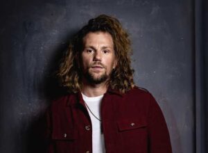 Enrico Nigiotti annuncia l'uscita di "Occhi grandi". Tutte le date di “Unplugged 2024 Club Tour”