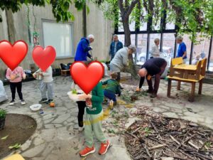 Nonni e genitori insieme ai bambini del Centro Alveare coltivano il loro orto