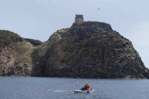 Periplo a nuoto in acque fredde senza muta a Capraia, nuovo record per Sabrina Peron (Foto)