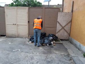 Abbandono rifiuti in centro, ispettori individuano altre 36 utenze. Avviato l’iter per elevare le numerose sanzioni ad utenze domestiche e non domestiche 