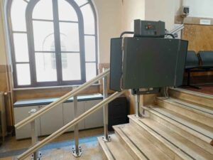 Abbattimento barriere architettoniche: nuovi servoscala per il Palazzo Comunale e la Scuola primaria Puccini