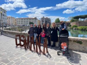 Fondi Europei: installata la prima rastrelliera per bici a forma di nome, è dedicata a Osmana Benetti Benifei. Altre ne arriveranno in città