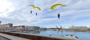 Inaugura il villaggio velico, lancio di paracadutisti in Darsena Nuova