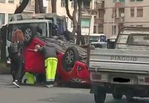 Ancora un rovesciamento di auto a Livorno, donna ferita in via Lorenzini