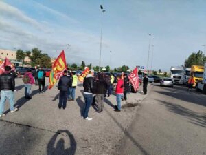 Autisti appalti Esselunga, USB Bloccato il centro smistamento toscano a Campi Bisenzio (Video)