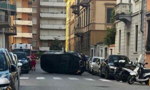 Auto si ribaltata in via delle Sedie, a Livorno un fenomeno divenuto normalità