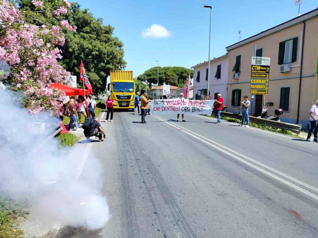 Case dentro la raffineria Eni , la protesta degli inquilini (Foto)