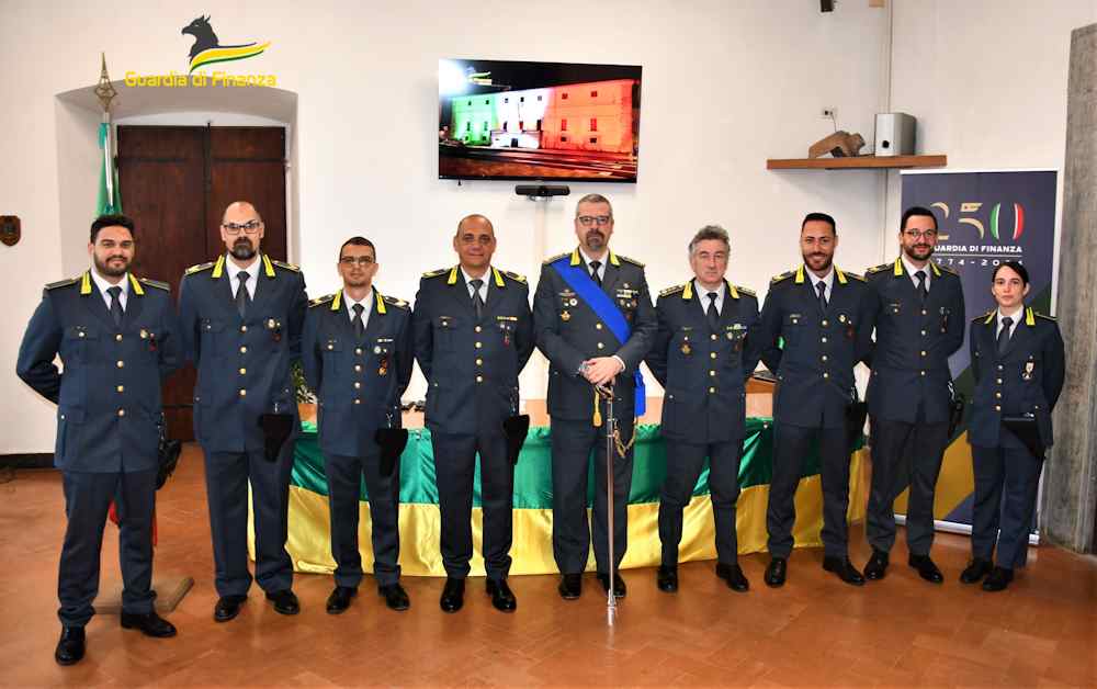 Cinque fiamme gialle promosse al grado superiore giurano fedeltà alla Repubblica