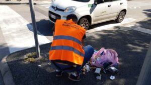 Blitz nelle vie del centro degli ispettori ambientali sanzioni 19 utenze