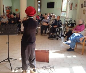 JUKEBOX anni ’60 al Pascoli, anziani allietati dagli allievi della Harmony Music School