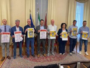 In palio c'è il titolo di Campioni Regionali della Toscana di cronometro a coppie Torna il grande ciclismo targato UISP a Livorno. Mercoledì 29 maggio è in programma il 1° Trofeo del mare Tito Neri, cronometro a coppie in notturna valida come Campionato regionale toscano UISP organizzata dal Comitato Terre Etrusco-Labroniche con il patrocinio del Comune di Livorno. Una gara contro il tempo che chiamerà a raccolta tutti coloro che vorranno sfidarsi con il meraviglioso lungomare labronico a fare da sfondo. Il percorso, infatti si snoderà dalla Baracchina Azzurra, che sarà sia la partenza che l'arrivo di questa manifestazione davvero interessante, con giro di boa in prossimità del Largo Christian Bartoli ad Antignano. Due giri da percorrere per un totale di 12 chilometri con in palio la maglia di Campioni Regionali della Toscana per chi salirà sul primo gradino del podio. «Questa – ha ricordato il presidente del Comitato Terre Etrusco-Labroniche della Uisp Daniele Bartolozzi – è la settima iniziativa di carattere regionale e nazionale che portiamo qui a Livorno. Non è qualcosa che succede per caso, ma è qualcosa che succede perché alle nostre spalle c'è un'organizzazione che funziona. Voglio ringraziare il Comitato Regionale Uisp settore Ciclismo per averci concesso questa opportunità». «Il Trofeo Tito Neri – ha poi aggiunto Fabrizio Bernabei, coordinatore regionale Ciclismo UISP e rappresentante del Comitato UISP Terre Etrusco-Labroniche – si svilupperà su un percorso con poca salita ma molto divertente, appassionante sia per i ciclisti che per i livornesi che siamo sicuri saranno in tanti a fare da pubblico a questa gara. Inoltre, il Trofeo Tito Neri sarà anche un'occasione per ricordare Sergio Marchetti e Mario Romboli, due nostri dirigenti che purtroppo oggi non sono più con noi». La gara è aperta a tutti i tesserati 2024 con UISP, FCI, ACSI ed Enti riconosciuti dal CONI. Le coppie partecipanti verranno divise in 6 categorie: F1 (30-90 anni), F2 (91-110 anni), F3 (111-135 anni), F4 (136 e oltre), Lei e Lui e Donne (unica). Gli atleti in coppia potranno appartenere anche a squadre diverse. Chi vorrà iscriversi online su uisp.it/toscana/attivit-uisp-maggio-luglio con bonifico di 36 euro potrà farlo fino alle ore 22 del 27 maggio. Oltre alla prima coppia classificata in assoluto, verranno premiate anche le prime tre coppie classificate di ogni fascia e la prima coppia classificata con BDC. Il titolo di Campioni Regionali della Toscana verrà assegnato alla prima coppia di ogni fascia formata solo da atleti tesserati UISP.