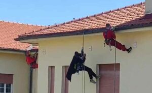 Supereroi in Pediatria: Hulk, Spiderman, Batman e Ironman arrivano dal cielo (Foto e Video)