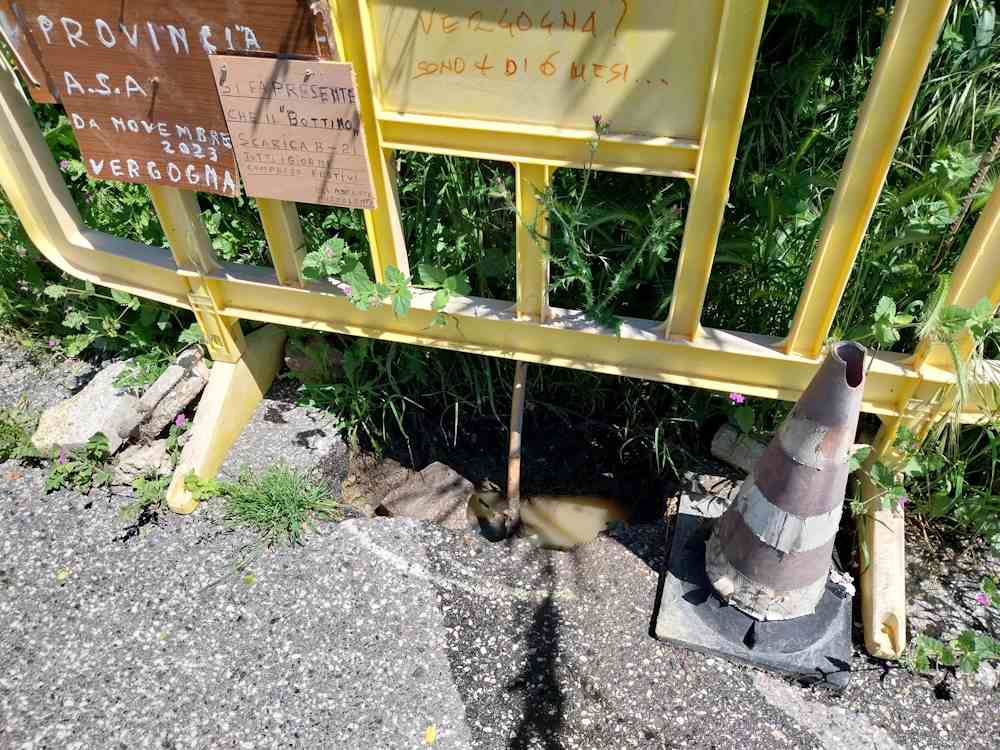Tombino guasto da 6 mesi, liquami e odori tossici per i residenti di Nugola