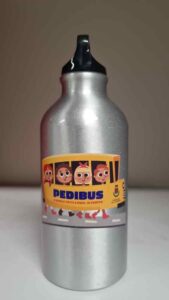 Una borraccia personalizzata ai bambini che usano il Pedibus