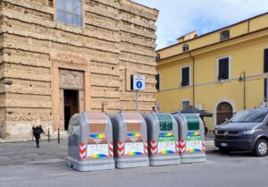 Si gira un film, cassonetti spostati davanti alla chiesa