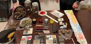 Allestisce centrale di spaccio in camera, quasi 1 kilo di droga e 3500 euro sequestrati