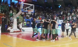 Infranto il sogno Pielle: le ultime azioni, la sconfitta e la gioia avellinese. Pielle-Avellino 70-72 (Video)