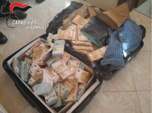 Armi, anabolizzanti e 250mila euro, i carabinieri arrestano due persone