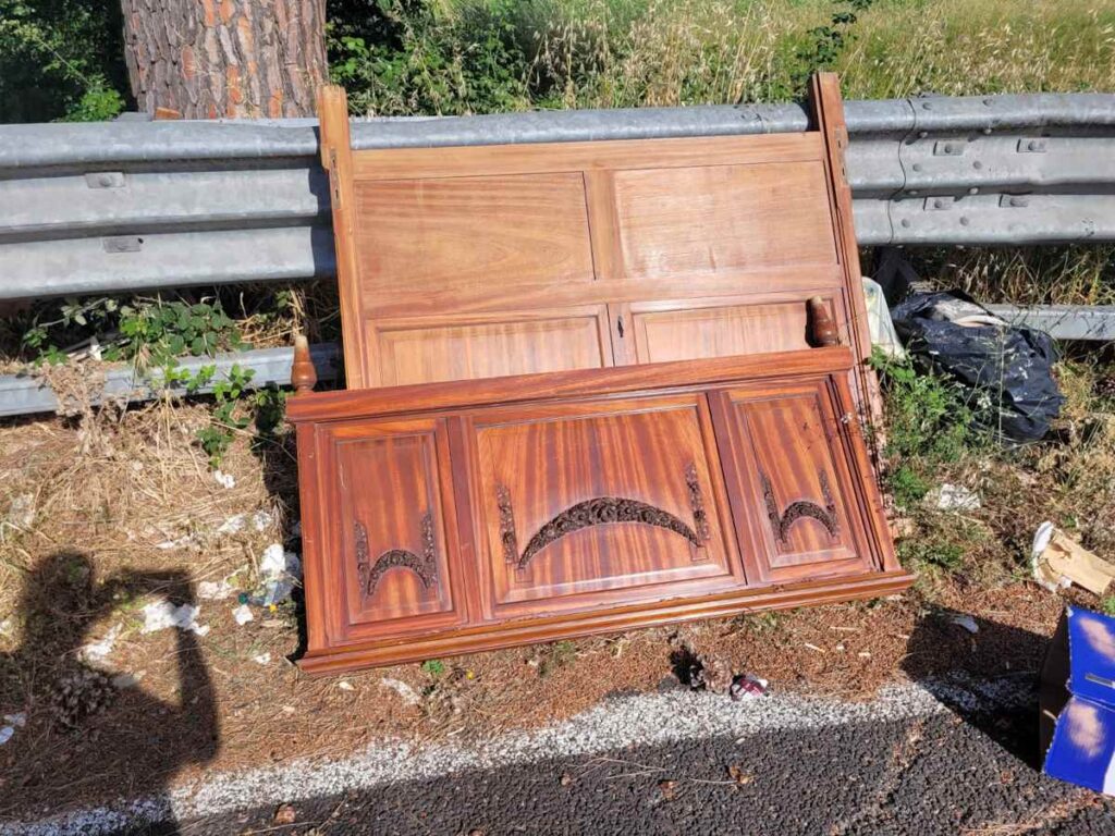 Frigoriferi e mobili nella piazzola di sosta della Variante