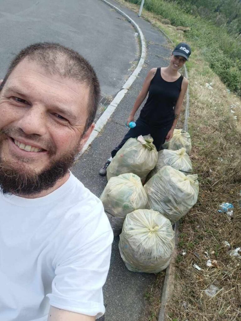 Giulia e Mister Green puliscono il prato