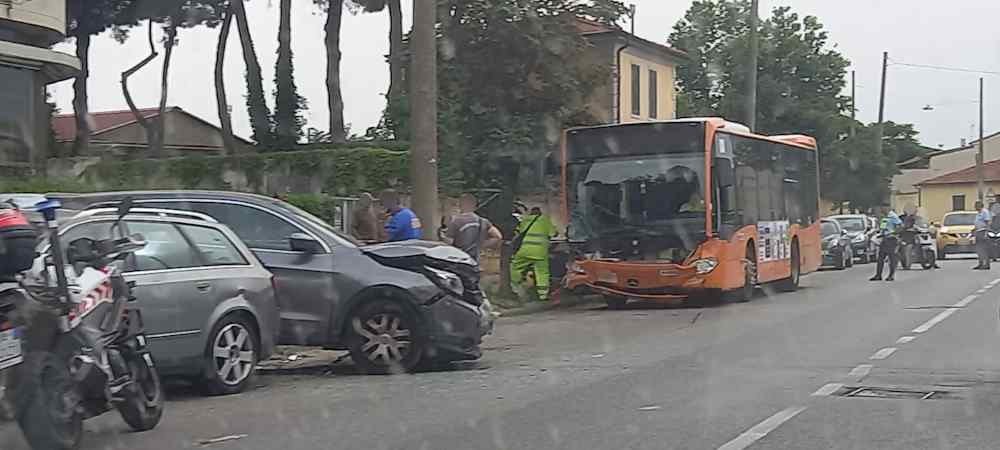 Autobus fa carambola di auto in sosta, si sospetta un malore del conducente
