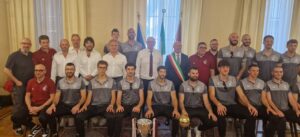 Libertas in A2, l'omaggio del Comune. Salvetti consegna una coppa e una pergamena