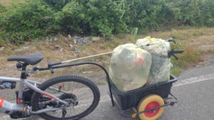 Mister Green: il guerriero ambientale torna a Pian di Rota. Tra la plastica  i resti di un cinghiale e diversi pacchi di cozze