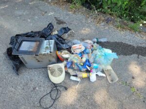 Mister Green infaticabile paladino dell'ambiente in azione in via delle Cinta Esterna e delle Sorgenti