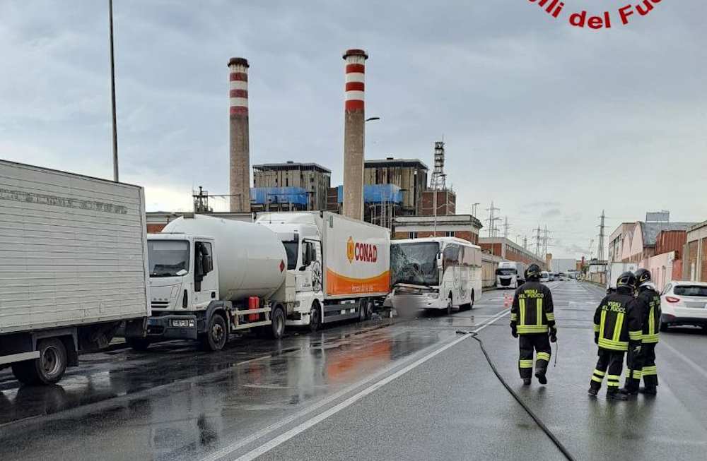 Pullman tampona mezzi pesanti in sosta, coinvolta una cisterna contenente gpl