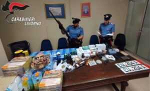 Livornese ai domiciliari, aveva in casa: fucile, sfollagente, coltelli, nunchaku, munizioni, droga e banconota falsa