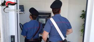 Preleva contanti e paga ristorante con carta del convivente della madre, denunciato