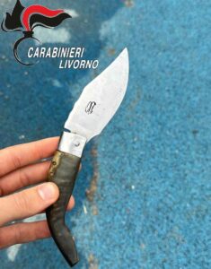 Circola con un coltello in zona porto turistico, denunciato