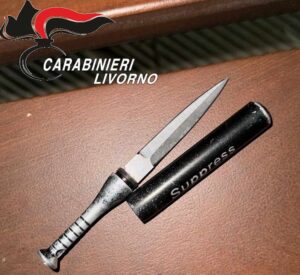 A giro con coltello che spunta dalla cintura a Cala de' Medici, denunciato 18enne