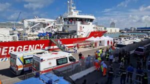 Livorno accoglie 47 migranti, Salvetti: "Organizzazione efficiente e grande cuore"