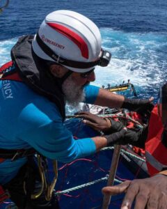 47 migranti in arrivo a Livorno: erano partiti dalla Libia su un gommone, salvati da Emergency