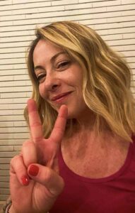 Europee: La premier Meloni sui social fa il segno della vittoria, Fdi si conferma primo partito e supera le politiche