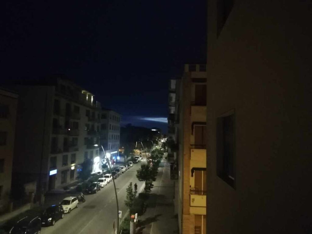 il cielo si illumina alle 22.00, sembra giorno in quella zona