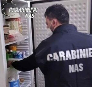 Blatte in cucina, chiuso ristorante a Cecina